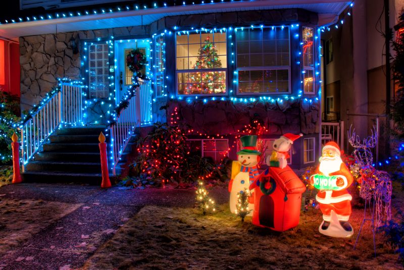 Christmas Lights Hanging in Roswell, GA